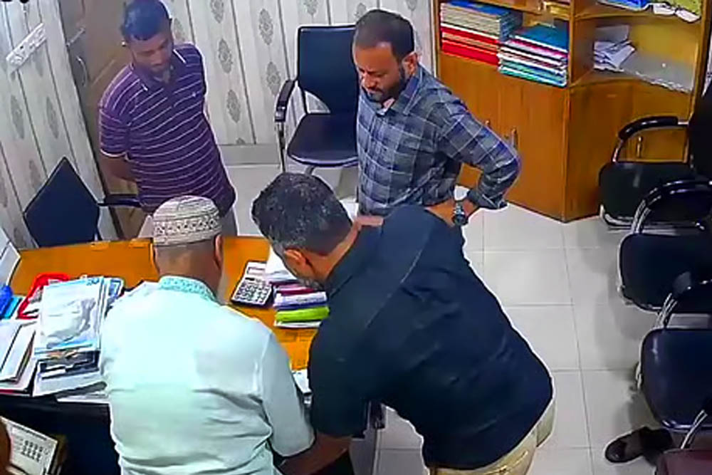 এমডির স্পর্শকাতর স্থানে চেপে ধরে স্বাক্ষর নেওয়া ব্যক্তি গ্রেপ্তার