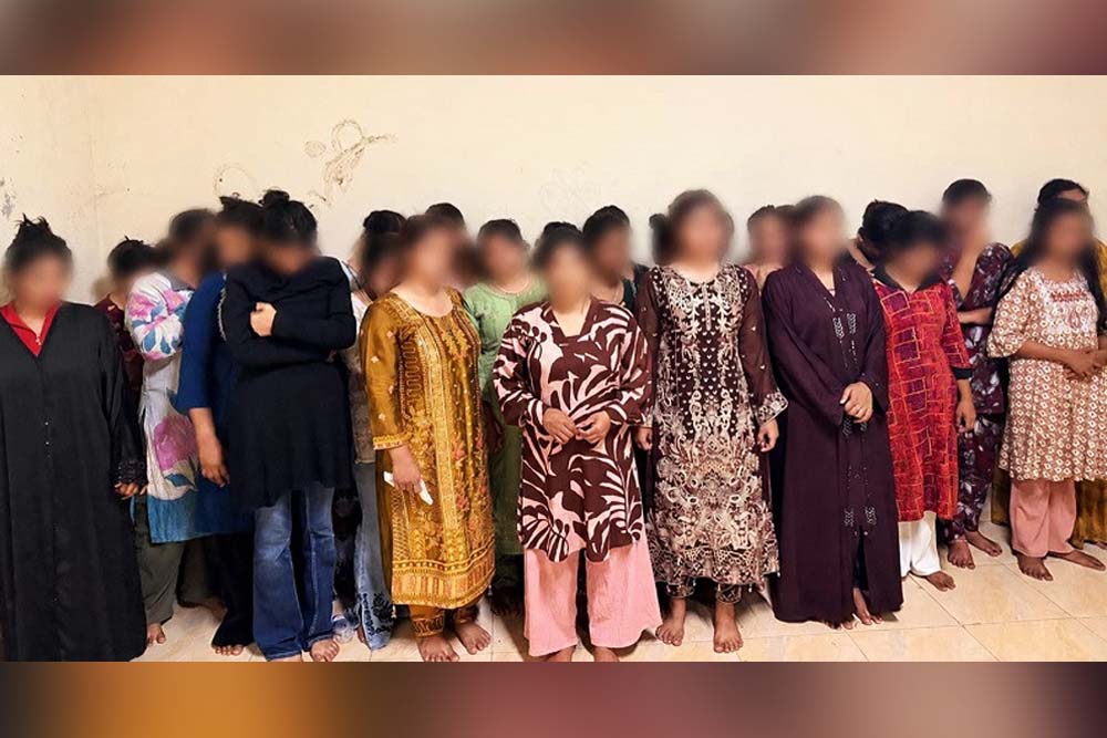গুলশানে স্পা সেন্টারে অসামাজিক কর্মকাণ্ডের অভিযোগে ৫৪ নারী-পুরুষ গ্রেপ্তার