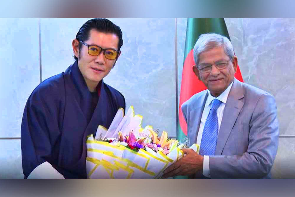 ঢাকায় ভুটানের রাজার যাত্রাবিরতি, বিমানবন্দরে স্বাগত জানালেন রাষ্ট্রপতি