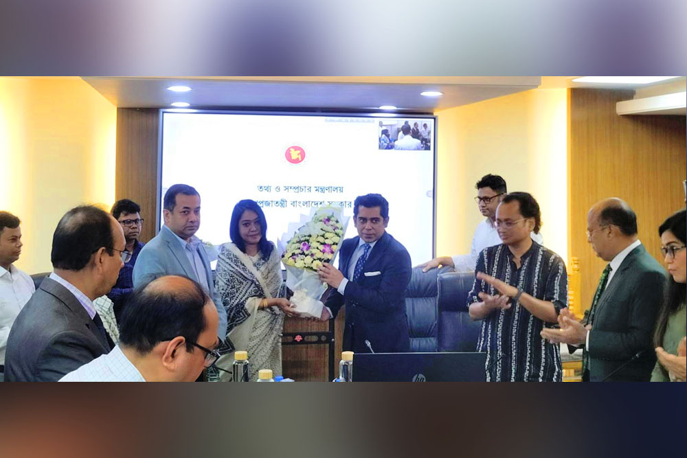 সচিবালয়ে প্রথমবার অফিস করছেন তথ্যমন্ত্রী আন্দালিব পার্থ, ফুল দিয়ে বরণ