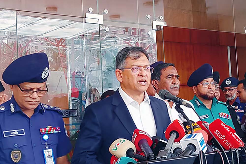 লুট হওয়া অস্ত্র উদ্ধারে বিশেষ ইউনিট, তথ্যদাতাকে ১০ হাজার থেকে ২ লাখ পুরস্কার: স্বরাষ্ট্রমন্ত্রী
