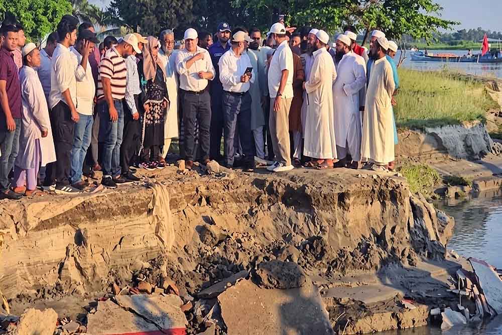এশার নামাজ পড়ে মুসল্লিরা ফজরে এসে দেখেন মসজিদ বিলীন পদ্মায়