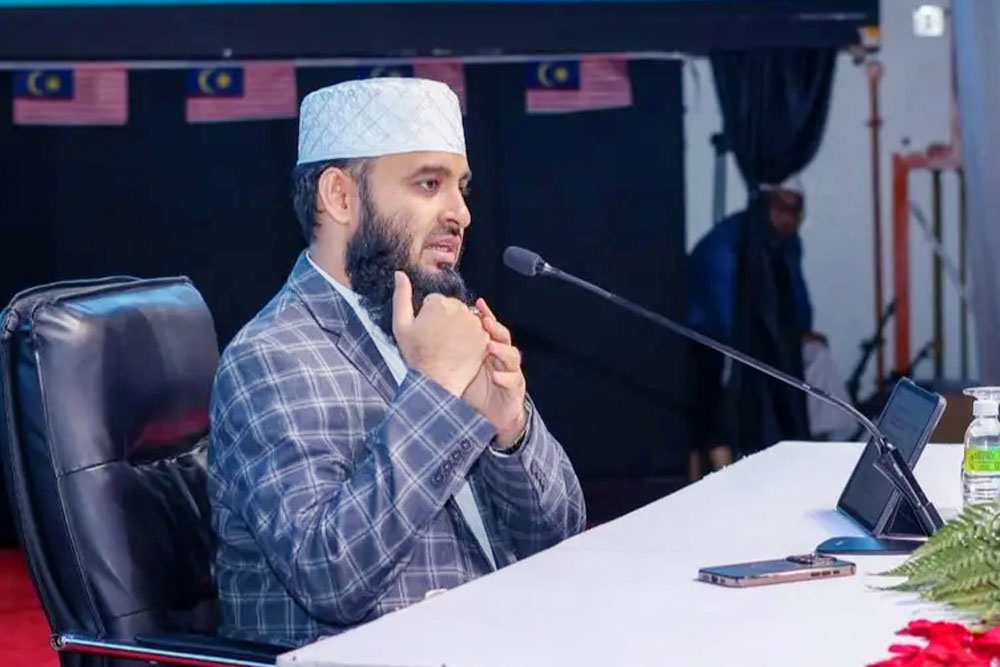 স্ত্রী থেকে ৪ মাসের বেশি দূরে থাকার বিধান নিয়ে যা বললেন আজহারী