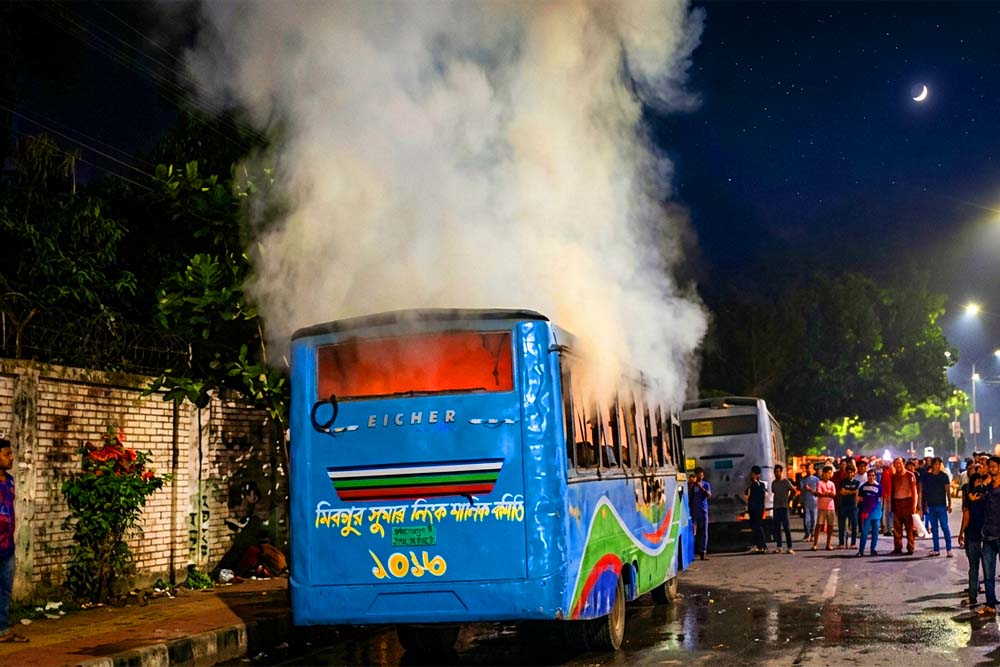 ঢাকার বিভিন্ন স্থানে ককটেল বিস্ফোরণের মধ্যে কাফরুলে বাসে আগুন
