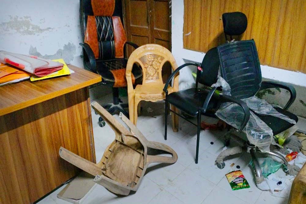 কুমিল্লায় থানার দরজা ভেঙে ভুয়া স্লোগান দিয়ে বেরিয়ে গেল ২২ কিশোর
