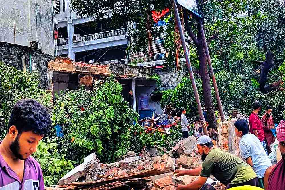মধ্যরাতে স্বাস্থ্যসেবা কেন্দ্র গুঁড়িয়ে দেওয়া প্রসঙ্গে ডিএনসিসি প্রশাসক বললেন, এ ধরনের ঘটনা চায় না সরকার