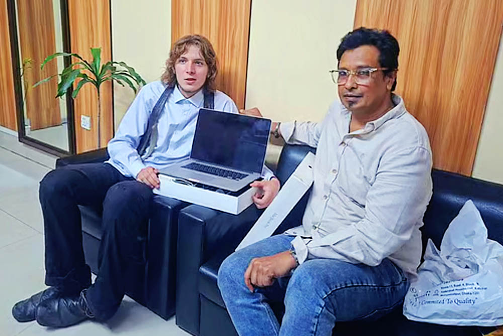 ল্যাপটপ-ক্যামেরা হারানো সেই জার্মান তরুণকে, ম্যাকবুক উপহার দিলেন ব্যবসায়ী