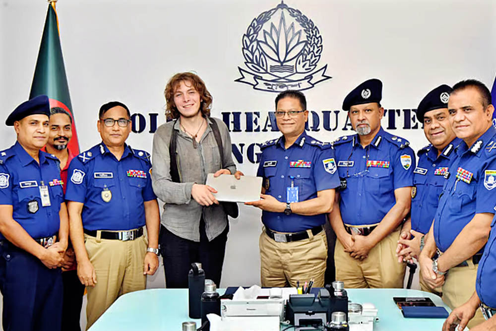 জার্মান পর্যটক তাঁর চুরি হওয়া ল্যাপটপটি  ফিরে পেলেন