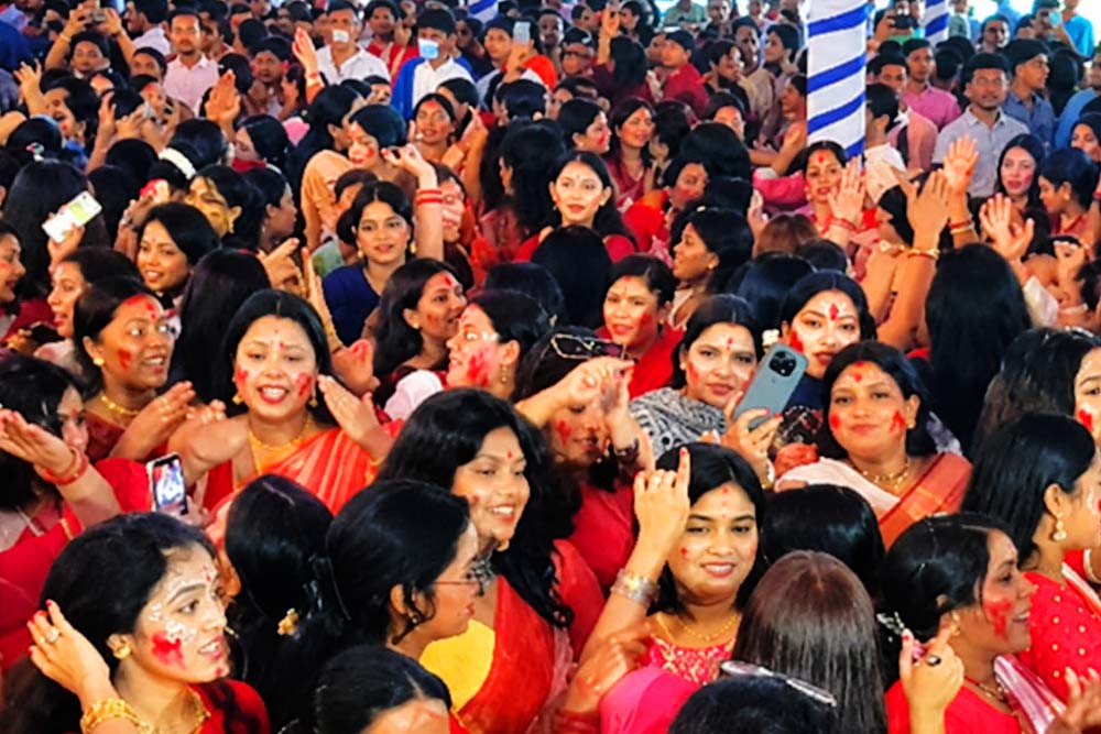 বিজয়া দশমীতে দেবী দুর্গাকে সিঁদুরে বরণ ও বিদায়ের প্রস্তুতি