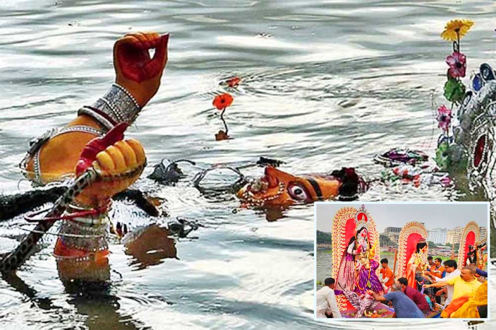প্রতিমা বিসর্জনের মধ্য দিয়ে দেবী দুর্গার বিদায়