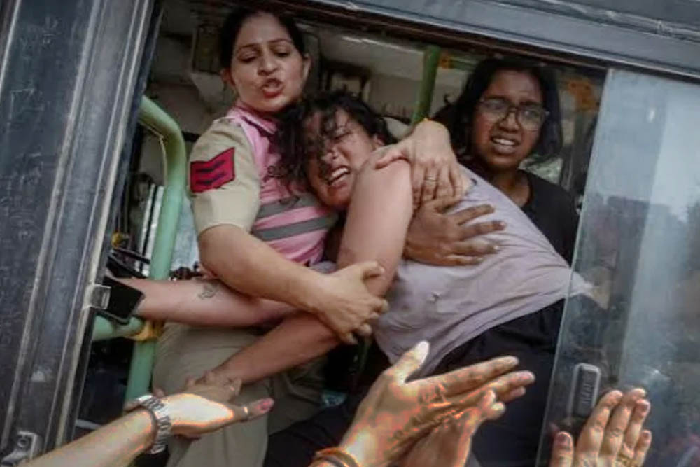 ‘যৌনাঙ্গে বুট দিয়ে মেরেছে’, ‘জামা টেনে তুলে দিয়েছে’ – দিল্লিতে আটক বিক্ষোভকারীদের অভিযোগ